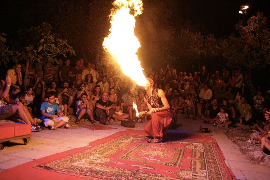 I Segreti Dello Sputafuoco Artisti Di Strada Puglia E Sud Italia