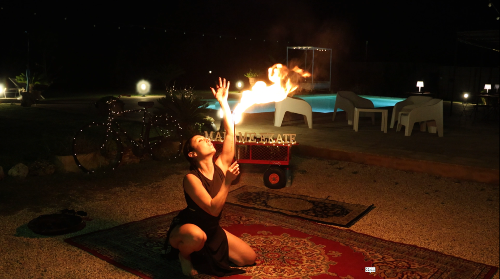 Madame Ekatè e’ un’artista salentina che lavora come performer nella realizzazione di spettacoli di Danza con il Fuoco in tutta Italia. Una guerriera luminosa, vestale delle fiamme, che porta in scena la passione del fuoco. Attraverso movimenti eleganti, prove di destrezza ed effetti mozzafiato, saprà dare quella scintilla all’evento, scaldando ed emozionando il pubblico grazie ala sua abilità e un tocco di dolcezza.