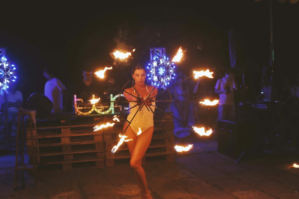 Il suo spettacolo “Miri_Faya” rende protagonista la Danza con il Fuoco. Una danza gioiosa e vitale “rigenerante, purificatrice”, una dimensione molto suggestiva, onirica e professionale, curando ogni dettaglio: la scelta dei costumi, il trucco di scena, la tipologia di musiche, la scenografia