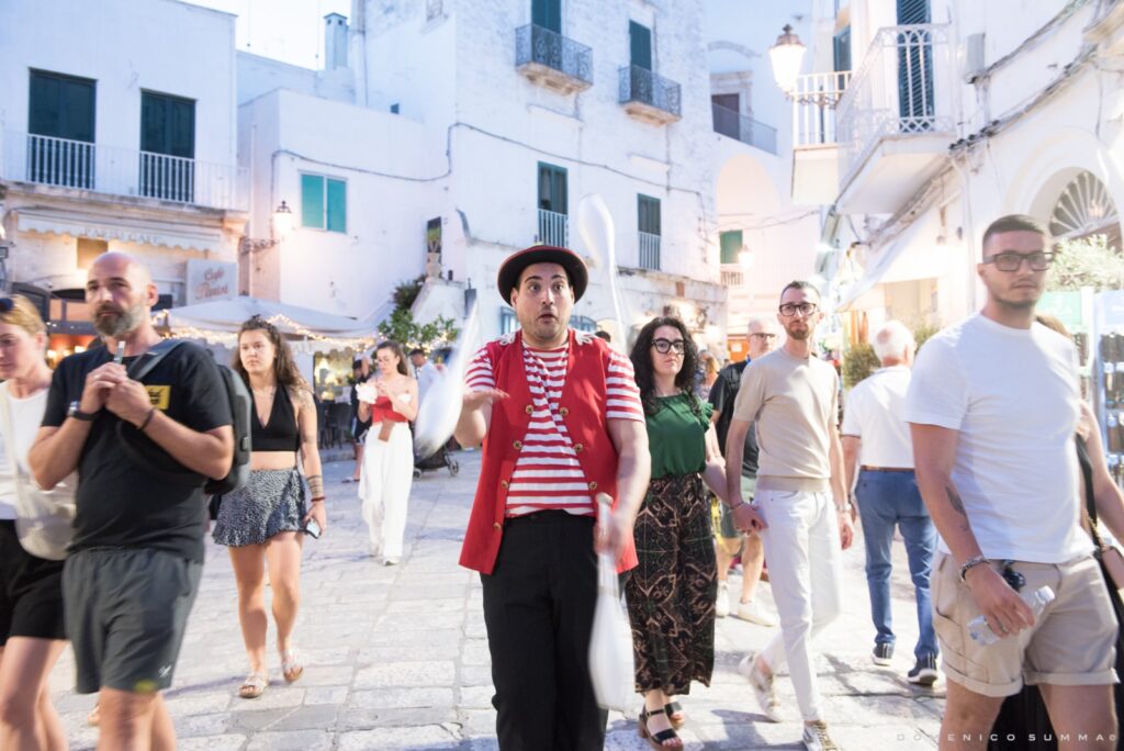 Il Magicoliere Clown: Spettacolo di Giocoleria e Magia in Puglia

Meta descrizione: Scopri il Magicoliere Clown, uno spettacolo unico in Puglia che unisce giocoleria, magia e intrattenimento per tutte le età. Perfetto per feste private, matrimoni e eventi aziendali. Risate e stupore garantiti!

Parole chiave: Magicoliere Clown, spettacolo clown, giocoliere, magia Puglia, intrattenimento eventi, feste per bambini, eventi aziendali, spettacoli all'aperto.