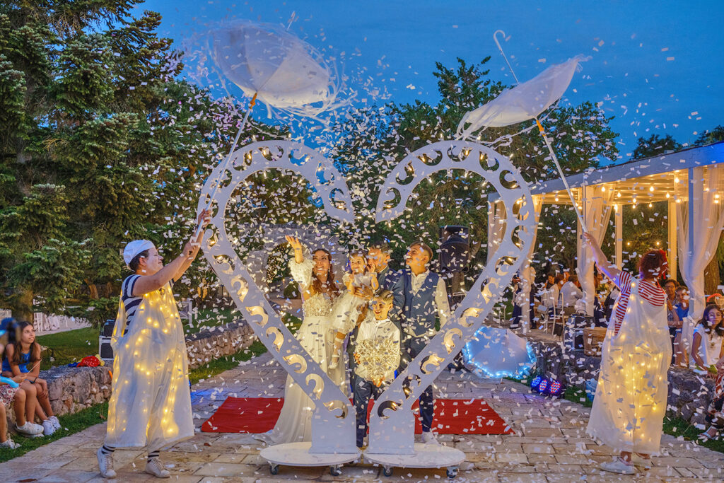 Alla Ricerca della Felicità con un Cuore Luminoso

Scopri “Un Cuore Grande Così – La Felicità”, uno spettacolo emozionante di Lella Bretella e Papillon le Burlon, pensato per famiglie ed eventi speciali. Tra luci scintillanti, gags divertenti e un cuore gigante simbolo di gioia, il pubblico viene coinvolto in un viaggio unico fatto di riflessioni su amore, felicità e connessioni umane. Perfetto per piazze, matrimoni, battesimi e anniversari, questo spettacolo offre un’esperienza indimenticabile, in grado di toccare il cuore di grandi e piccini. Trova la tua felicità con un cuore aperto!