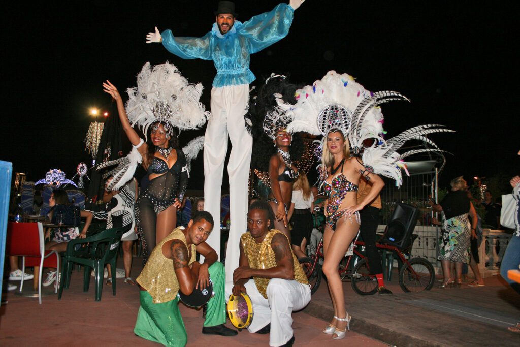 Spettacolo di samba in Puglia: trasforma il tuo evento in una festa unica con un’autentica esibizione di samba brasiliana. Performance flessibili, da 10 minuti a 2 ore, con fino a 20 artisti in scena. Perfetto per matrimoni, feste private, eventi aziendali e sagre. Costumi tradizionali, coreografie coinvolgenti e tutta l’energia del Brasile per un’esperienza indimenticabile.