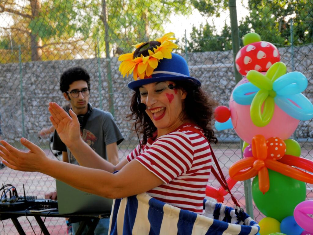 Spettacolo di clown e sculture di palloncini in Puglia con Lella Bretella. Un'esperienza inclusiva e interattiva adatta a tutti, dai bambini agli adulti, compresi ragazzi disabili. Disponibile per eventi privati, feste, matrimoni e sagre in città come Lecce, Brindisi, Taranto, Bari e Foggia.