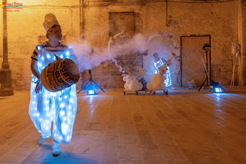 Musicisti, mimi, giocolieri e clowns: gli artisti di strada “arricchiscono” le calde sere d'estate di Lecce.