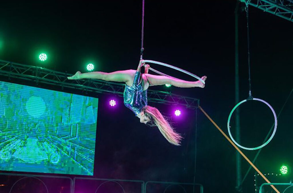 Danza Aerea in Puglia - Puglia Aerial Hoop Duo
Regala un tocco di magia al tuo evento con gli spettacoli di danza acrobatica aerea del Puglia Aerial Hoop Duo. Eleganza, emozione e spettacolarità rendono questo show perfetto per feste private, matrimoni, eventi aziendali, sagre e molto altro. Disponibile in Puglia e nel Sud Italia, lo spettacolo si adatta a ogni location con requisiti minimi di 4 metri di altezza e offre performance personalizzate di durata variabile (10-30 minuti). Trasforma il tuo evento in un’esperienza indimenticabile! Contattaci per info e prenotazioni.