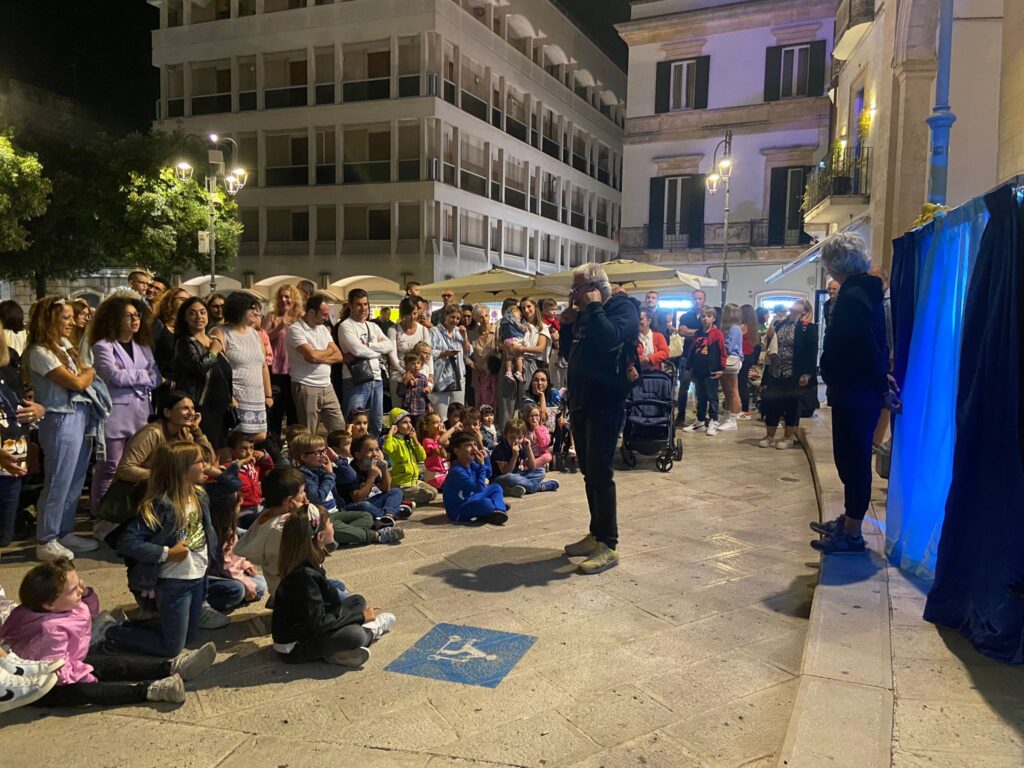 Spettacolo di Teatro di Burattini in Puglia
Scopri il nostro spettacolo di teatro di burattini in baita e narrazione, perfetto per eventi in Puglia e regioni limitrofe. Un’esperienza unica che unisce tradizione e innovazione, ideale per feste private, sagre, matrimoni, e eventi aziendali. Intrattenimento per tutte le età, con impianto audio e luci incluso e una scenografia adattabile anche a spazi ridotti. Prenota ora e rendi il tuo evento indimenticabile!