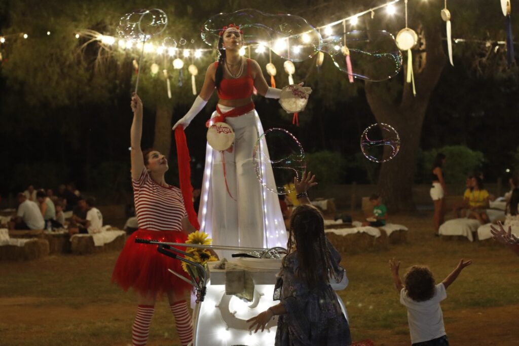 Spettacolo di Bolle di Sapone e Clownerie in Puglia: Intrattenimento Unico per Eventi

Scopri lo spettacolo di bolle di sapone e clownerie in Puglia, un’esperienza magica e divertente per eventi di ogni tipo. Dalle eleganti bolle romantiche per matrimoni, alla giocoleria con bolle di fuoco per un tocco di emozione, fino alle spettacolari bolle giganti su trampoli. Perfetto per feste private, sagre, eventi aziendali e cene spettacolo. Adatto a tutte le età, personalizzabile per ogni occasione. Disponibile in Puglia, Calabria e Basilicata. Contattaci per rendere il tuo evento indimenticabile!