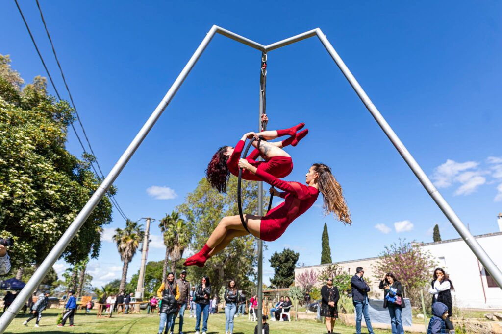 Spettacolo di cerchio aereo in Puglia: un'esperienza unica di acrobazie aeree, danza e forza fisica. Ideale per eventi privati, matrimoni, feste di paese e cene spettacolo. Disponibile nelle principali città pugliesi come Lecce, Bari, Brindisi, Taranto e Foggia. Un'esibizione elegante, versatile e adatta a tutte le età.