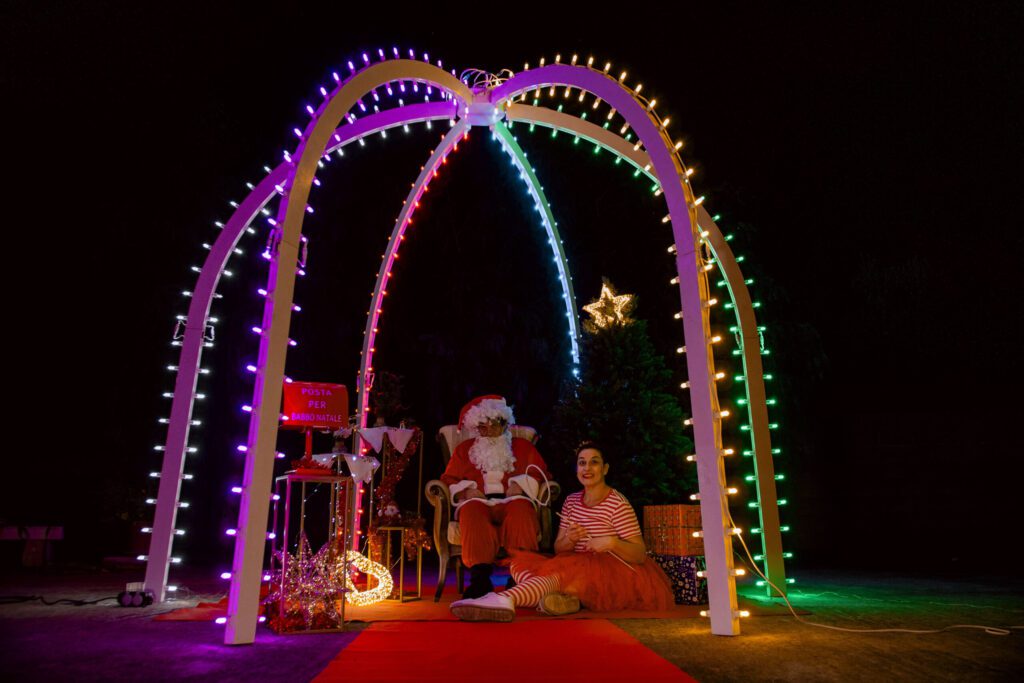 Lella Bretella e Papillon le Burlon presentano un’esperienza natalizia innovativa con una cupola di luminarie colorate, laboratori per scrivere letterine a Babbo Natale, spettacolo di bolle di sapone, proiezioni di cartoni animati natalizi e distribuzione di caramelle. Immortalate i momenti speciali con un video selfie 360 da portare a casa. Un magico villaggio di Natale pieno di giochi, animazioni e tanta allegria per un Natale indimenticabile!