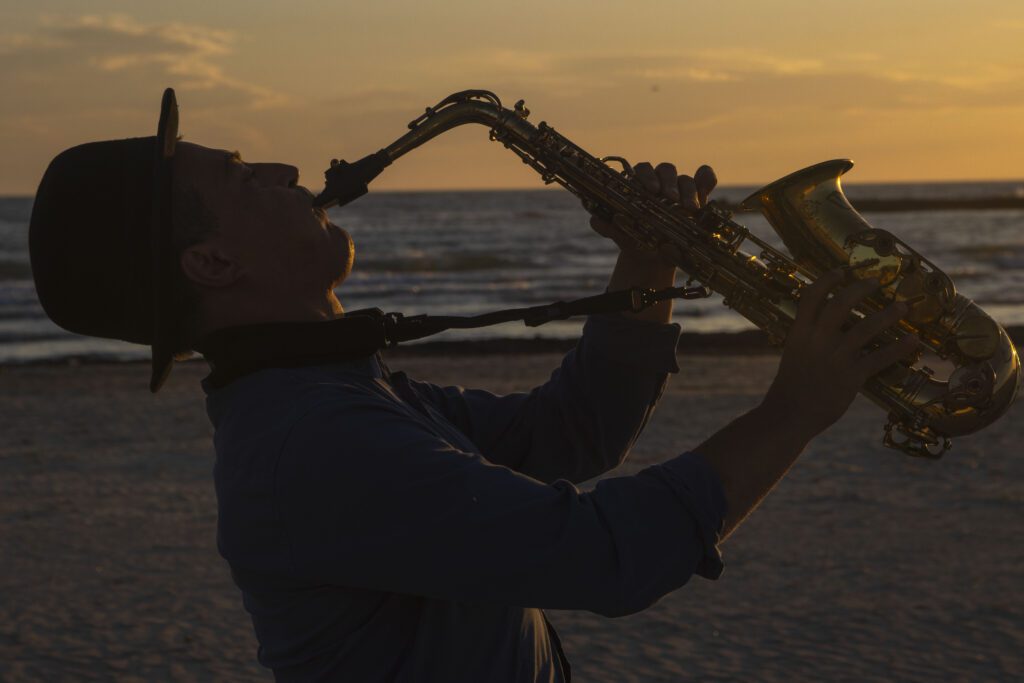 Fabio Licci Sax: Sassofonista per Matrimoni ed Eventi

Fabio Licci è un sassofonista professionista che offre intrattenimento musicale personalizzato per matrimoni, eventi aziendali, feste private e cerimonie. Con attrezzature audio e luci di alta qualità, effetti speciali come fontane Sparkular e macchine per fumo e bolle, e collaborazioni con cantanti e artisti circensi, garantisce spettacoli unici e coinvolgenti. Ideale per matrimoni, compleanni, sagre, cene spettacolo e feste per bambini. Contatta Fabio Licci Sax per un’esperienza musicale indimenticabile!