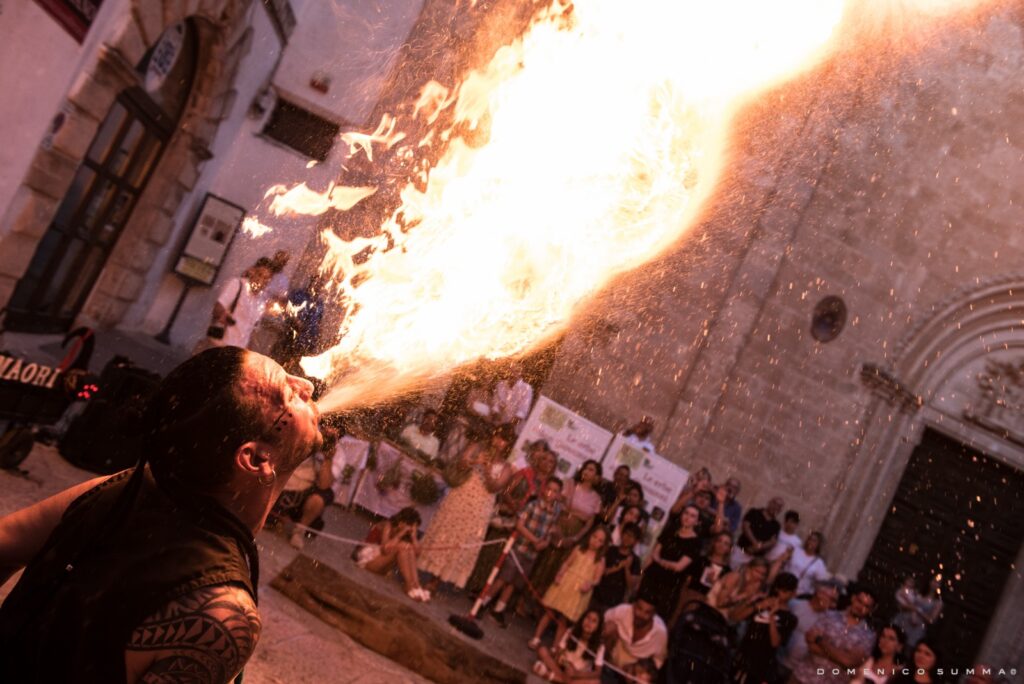 Spettacolo di juggling di fuoco, fachiro e sputafuoco in Puglia: un'esperienza mozzafiato tra torce infuocate, camminate su chiodi e lingue di fuoco. Perfetto per eventi, festival e celebrazioni, questo show combina l'arte circense e antiche tradizioni, regalando magia e adrenalina nelle piazze e nei borghi pugliesi.