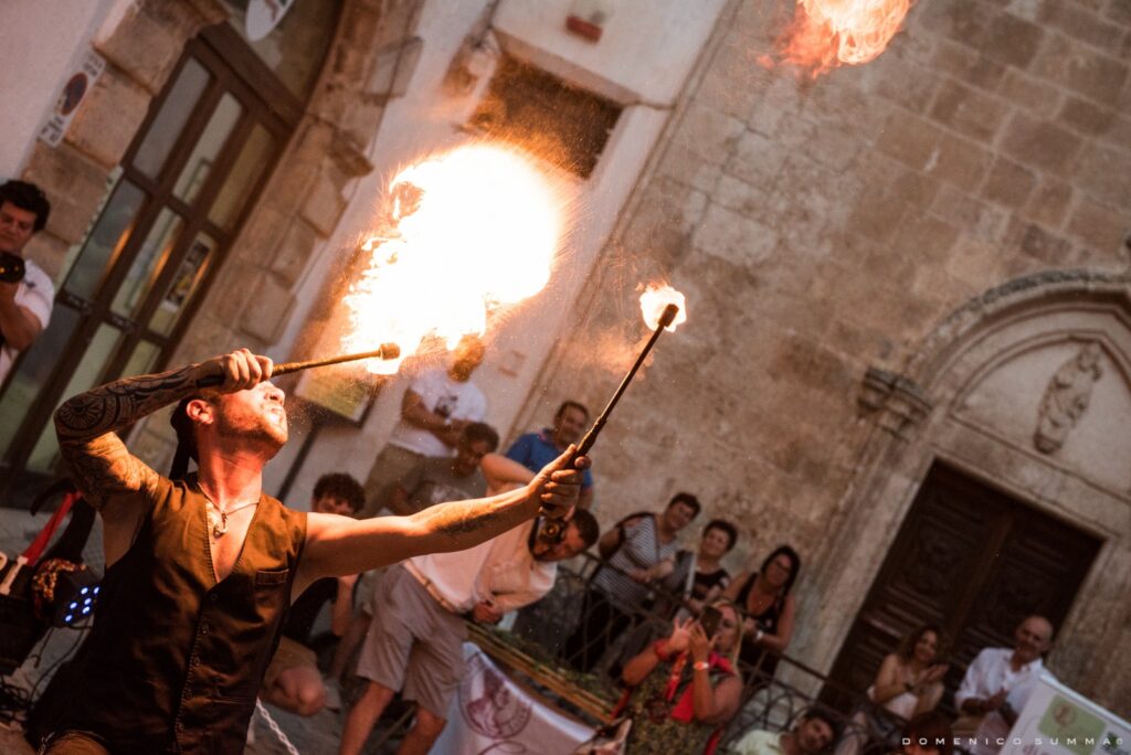 Spettacolo di Fuoco per Eventi Indimenticabili in Puglia
Aggiungi un tocco di magia e adrenalina al tuo evento con il nostro spettacolo di fuoco! Ideale per feste private, compleanni, matrimoni e eventi aziendali, offre un'esperienza visiva mozzafiato che cattura l'attenzione e crea ricordi indelebili. Con una durata flessibile da 10 a 20 minuti e la possibilità di avere 2 uscite, il nostro artista esperto garantisce una performance sicura e spettacolare. Disponibile in tutte le province della Puglia e limitrofe, il nostro show di fuoco è perfetto per qualsiasi tipo di evento. Contattaci per trasformare il tuo evento in un’esperienza straordinaria!