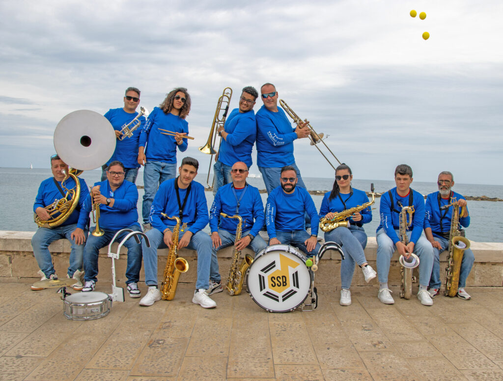 Artisti di strada Salento – Spettacoli unici in Puglia. 
Gli artisti di strada del Salento portano magia, emozioni e sorrisi a eventi in tutta la Puglia e il Centro-Sud Italia. Con spettacoli di clown, giocolieri, trampolieri, mangiafuoco, musicisti e molto altro, animano feste di piazza, matrimoni, inaugurazioni, fiere e eventi privati. Perfetti per trasformare ogni occasione in un’esperienza memorabile, offrono performance su misura per grandi e piccoli. Disponibili anche per trasferte nazionali, garantiscono arte e divertimento ovunque. Richiedi informazioni, foto e video per organizzare un evento indimenticabile!. Artisti di strada Salento  disponibili per eventi, feste di piazza, manifestazioni, eventi aziendali, feste di natale, spettacoli Matrimonio, Farfalle luminose, giocolieri, trampolieri, Sputafuoco, Mimi luminosi, Clown, Bolle di sapone.