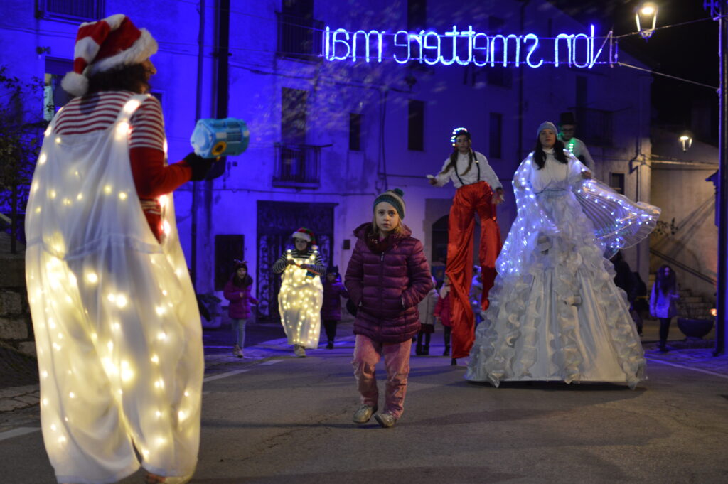 Circo di Natale: Spettacolo e Animazione Natalizia Unica
Scopri Il Circo di Natale, un evento magico con artisti di strada in costumi natalizi: musicisti, giocolieri, sputafuoco, trampolieri e mimi. Parate spettacolari e show itineranti con melodie e performance fiabesche per un Natale indimenticabile. Perfetto per grandi e piccini!