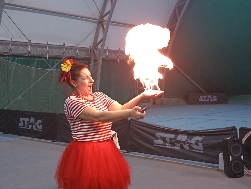 Lella Bretella offre uno spettacolo unico di bolle di sapone e fuoco in Puglia, perfetto per eventi come feste private, compleanni, matrimoni, sagre ed eventi aziendali. Lo show, della durata flessibile tra 15 e 30 minuti, coinvolge 1 artista professionista in 6 esibizioni spettacolari. Disponibile nelle principali città pugliesi come Lecce, Brindisi, Taranto, Bari e Foggia, lo spettacolo garantisce intrattenimento sicuro e affascinante per grandi e piccoli, creando un'atmosfera magica e versatile adatta a vari contesti.