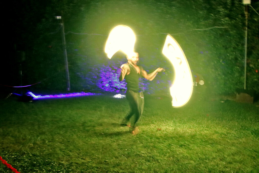 Spettacolo Contact Poi con LED e Fuoco
Se cerchi un'esibizione spettacolare e coinvolgente, il nostro show di contact poi LED e fuoco è l’ideale. Unisce la danza fluida con l’effetto magico del fuoco e delle luci LED, creando un’atmosfera unica che cattura l'attenzione del pubblico. Perfetto per eventi privati e pubblici, matrimoni, feste di compleanno, eventi aziendali e feste in piazza.