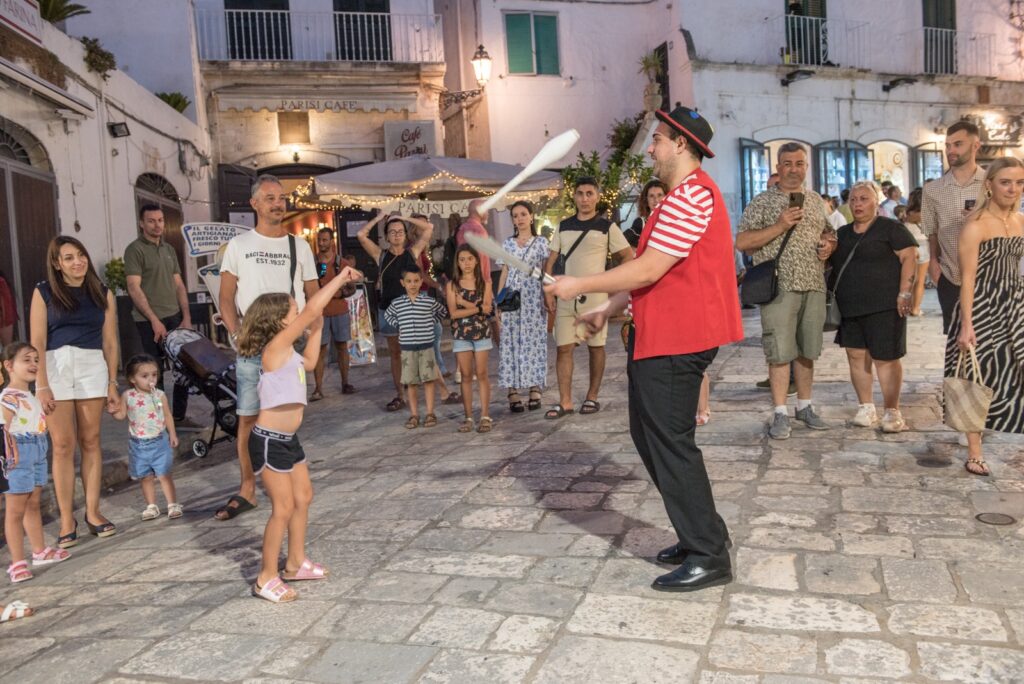 Il Mondo Magico del Circo: spettacolo per bambini e ragazzi con magia, cabaret, arte circense e teatro. Tre artisti professionisti creano un mix di comicità, effetti speciali e sorprese finali, per un’esperienza unica e coinvolgente. Impianto audio incluso.