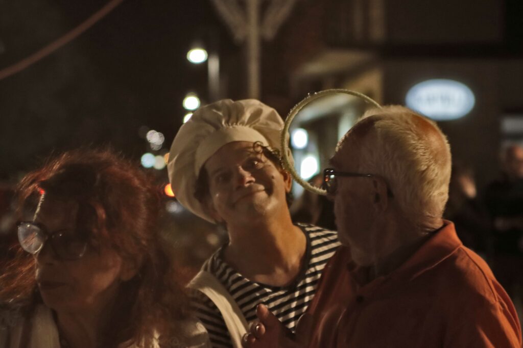 Papillon le Burlon – Clown Disturbatore a Lecce
Papillon le Burlon è l’artista ideale per trasformare qualsiasi giornata in un'esperienza indimenticabile. Questo clown disturbatore con il suo stile unico, giocoso e buffo, porta risate contagiose e allegria ovunque si trovi, dalle piazze alle strade, con performance itineranti che ricordano la candid camera.

Se cercate un intrattenitore capace di coinvolgere pubblico di ogni età, Papillon è la scelta perfetta. Con bolle di sapone magiche e interventi esilaranti, come l’uso del suo gigantesco pettine, sa regalare momenti di puro divertimento e leggerezza. Il suo obiettivo? Cancellare la malinconia e diffondere gioia con gesti semplici e genuini.

Perfetto per animare eventi, feste e giornate speciali, Papillon le Burlon riempie le strade di Lecce con sorrisi e magia, lasciando un segno indelebile nel cuore di grandi e piccini.

Rendi speciale il tuo evento con Papillon le Burlon: il clown che sa far ridere e sognare!