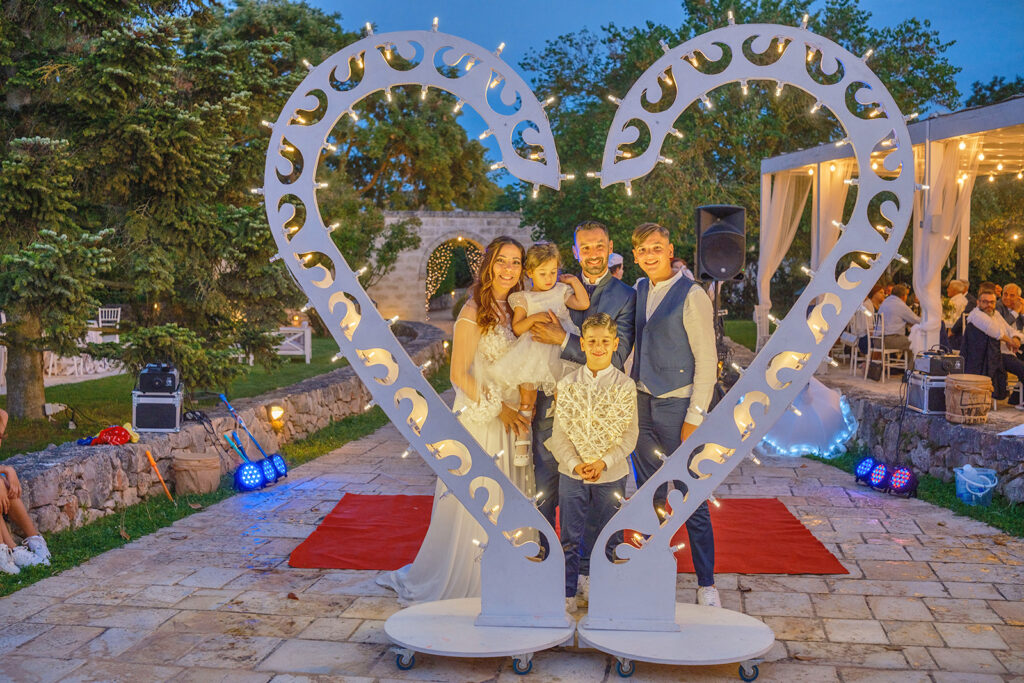 Lella Bretella e Papillon le Burlon offrono spettacoli unici per eventi pubblici e privati, con soluzioni innovative per matrimoni, anniversari, compleanni e battesimi. Il Videobooth 360° è una novità interattiva che garantisce divertimento, mentre le fontane fredde Sparkular aggiungono un tocco di magia al taglio torta. Specializzati nell'animazione creativa e nell'uso di tecnologie all'avanguardia, trasformano ogni evento in un’esperienza esclusiva e memorabile. Progetti su misura e collaborazioni con agenzie garantiscono soluzioni personalizzate che superano le aspettative.