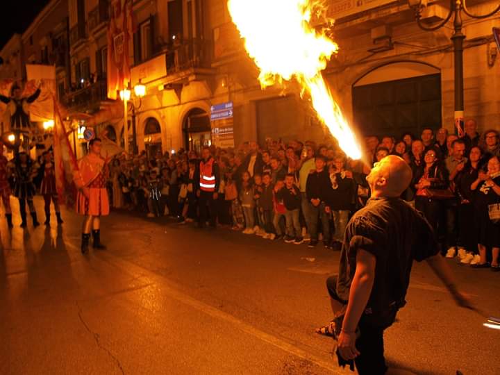 Danny il Fachiro: spettacolo di fuoco e magia per grandi e piccini!
Vivi l'emozione del fuoco con sputafuoco e ventagli di fiamme. Ammira prove estreme su pedana di chiodi e tappeto di vetri. Finale interattivo per i bambini. Perfetto per eventi e feste, Danny il Fachiro è l'artista che renderà unico il tuo evento!