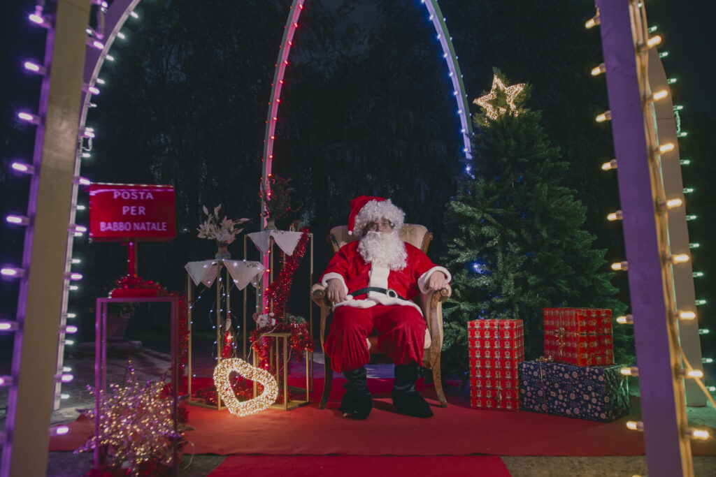 Lella Bretella e Papillon le Burlon presentano un’esperienza natalizia innovativa con una cupola di luminarie colorate, laboratori per scrivere letterine a Babbo Natale, spettacolo di bolle di sapone, proiezioni di cartoni animati natalizi e distribuzione di caramelle. Immortalate i momenti speciali con un video selfie 360 da portare a casa. Un magico villaggio di Natale pieno di giochi, animazioni e tanta allegria per un Natale indimenticabile!