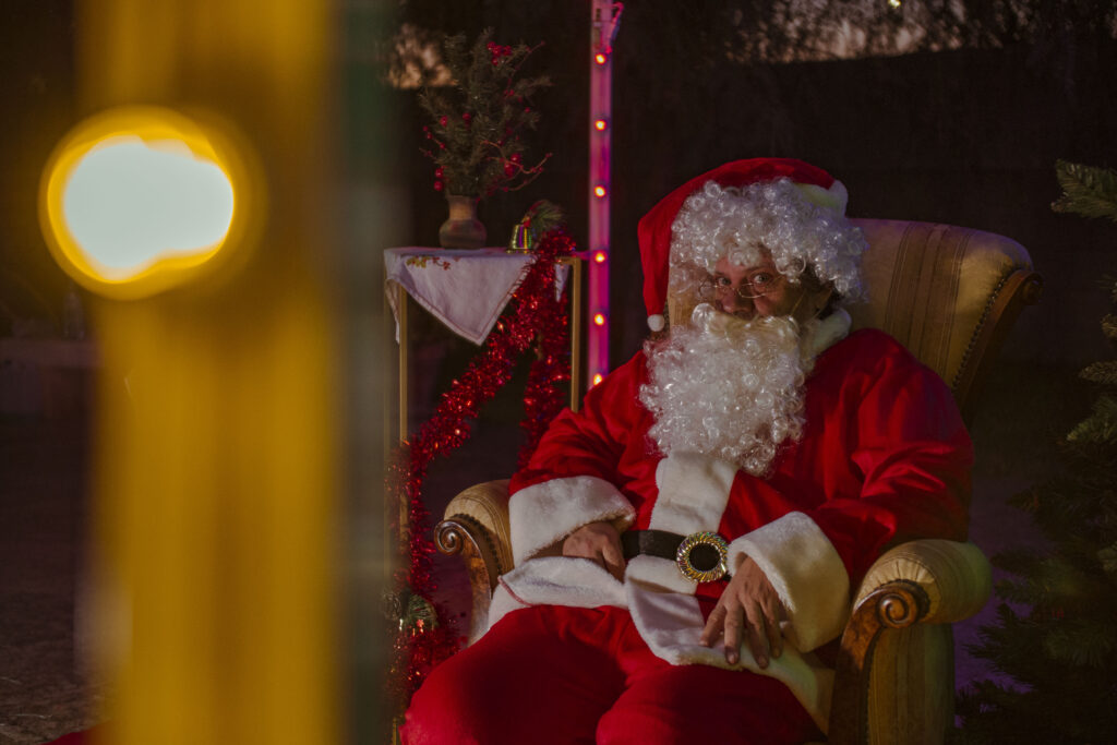 Per il Natale, offriamo spettacoli unici con artisti di strada: trampolieri, sputafuoco, giocolieri, equilibristi, acrobati, bolle di sapone, clown, maghi e tanto altro. Le nostre proposte includono anche parate natalizie con artisti a tema e street band, oltre a allestimenti e musicisti per un'esperienza completa. Scopri le migliori soluzioni già pronte per te, senza stress. Noi siamo pronti, e tu? Scegli il tuo evento natalizio perfetto con noi!