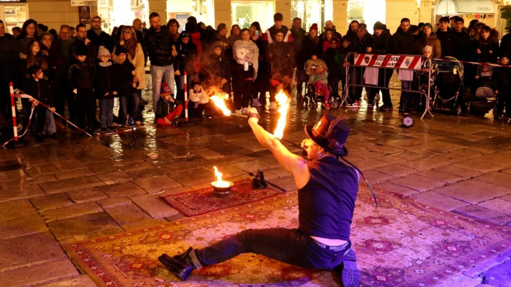 La Befana in Puglia: Eventi per Bambini: La Puglia celebra la tradizione della Befana con cortei, spettacoli teatrali e laboratori creativi in città come Bari, Lecce, Taranto e Brindisi. Mercatini a tema animano le piazze storiche, offrendo dolci tipici e giocattoli. I bambini possono incontrare la Befana, consegnarle letterine e ricevere dolcetti. Gli eventi, che si svolgono tra il 5 e 6 gennaio, creano un’atmosfera magica e coinvolgente, ideale per tutta la famiglia. Verifica gli orari degli eventi presso gli organizzatori locali per non perdere nessun appuntamento.