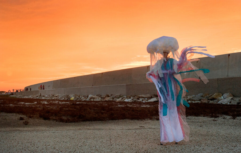 Una magica medusa luminosa che viaggia in luoghi inesplorati, viene a contatto con persone e bambini in maniera delicata.