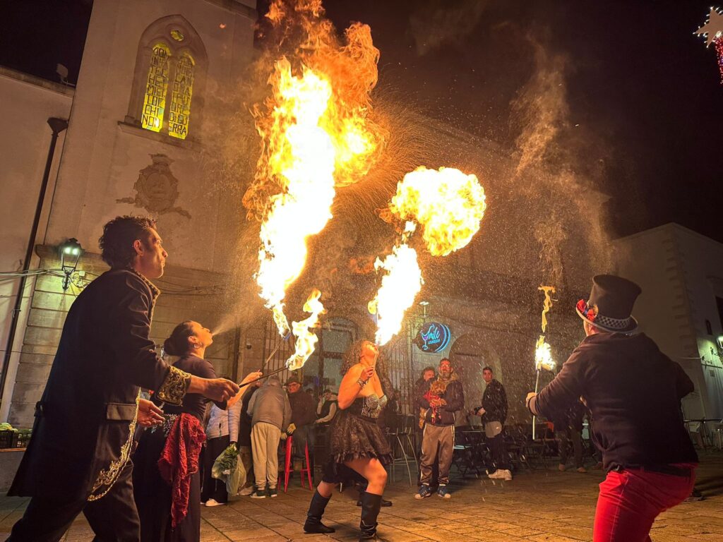 Artisti di Strada per Matrimonio: magia e spettacoli unici per un giorno indimenticabile. Trampolieri, musicisti, street band, sputafuoco, clown, mimi, giocolieri e danzatori creano atmosfere da sogno per un evento speciale.